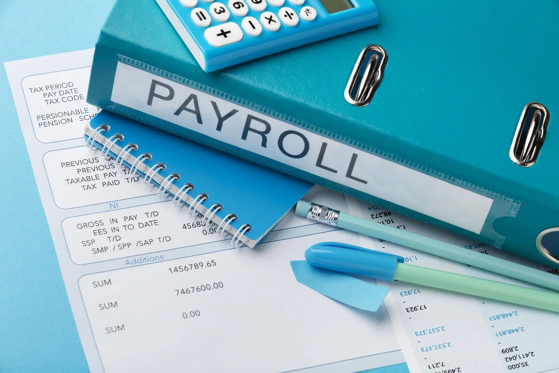 classeur, stylos et calculatrice sur un bureau