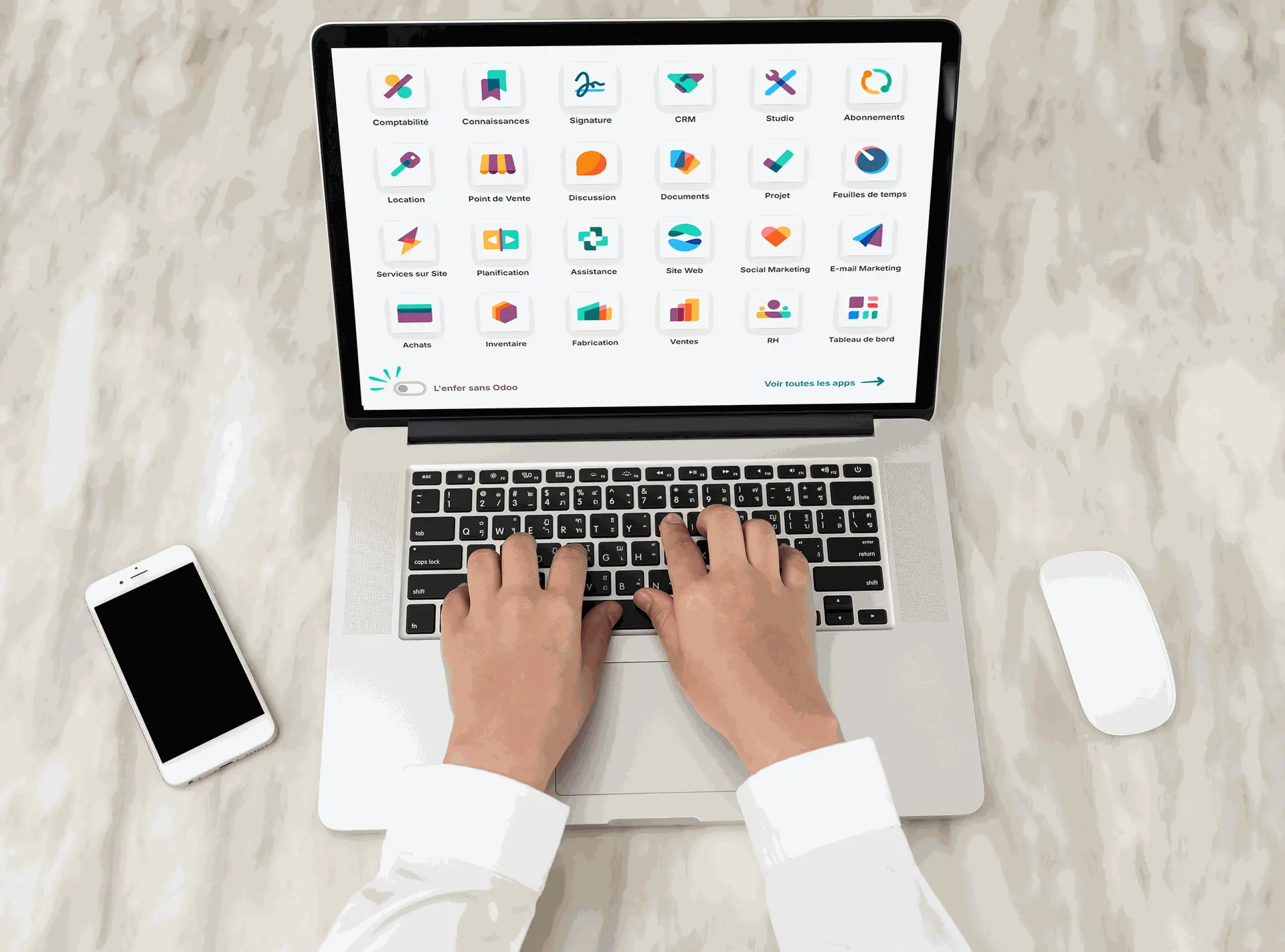 Homme tapant sur ordinateur qui affiche l'interface principale d'Odoo