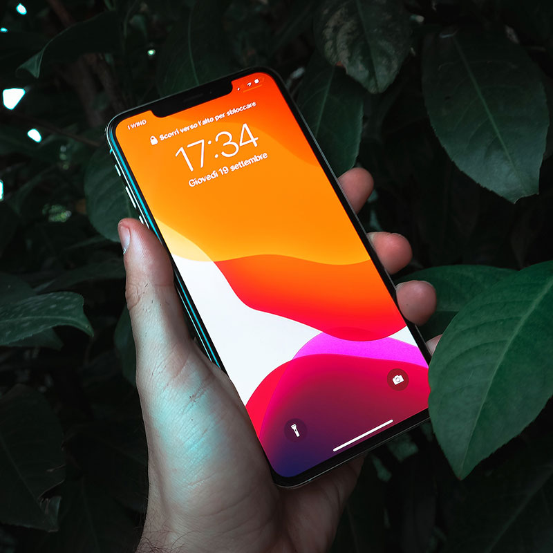 Smartphone allumé sur l'affichage de l'heure
